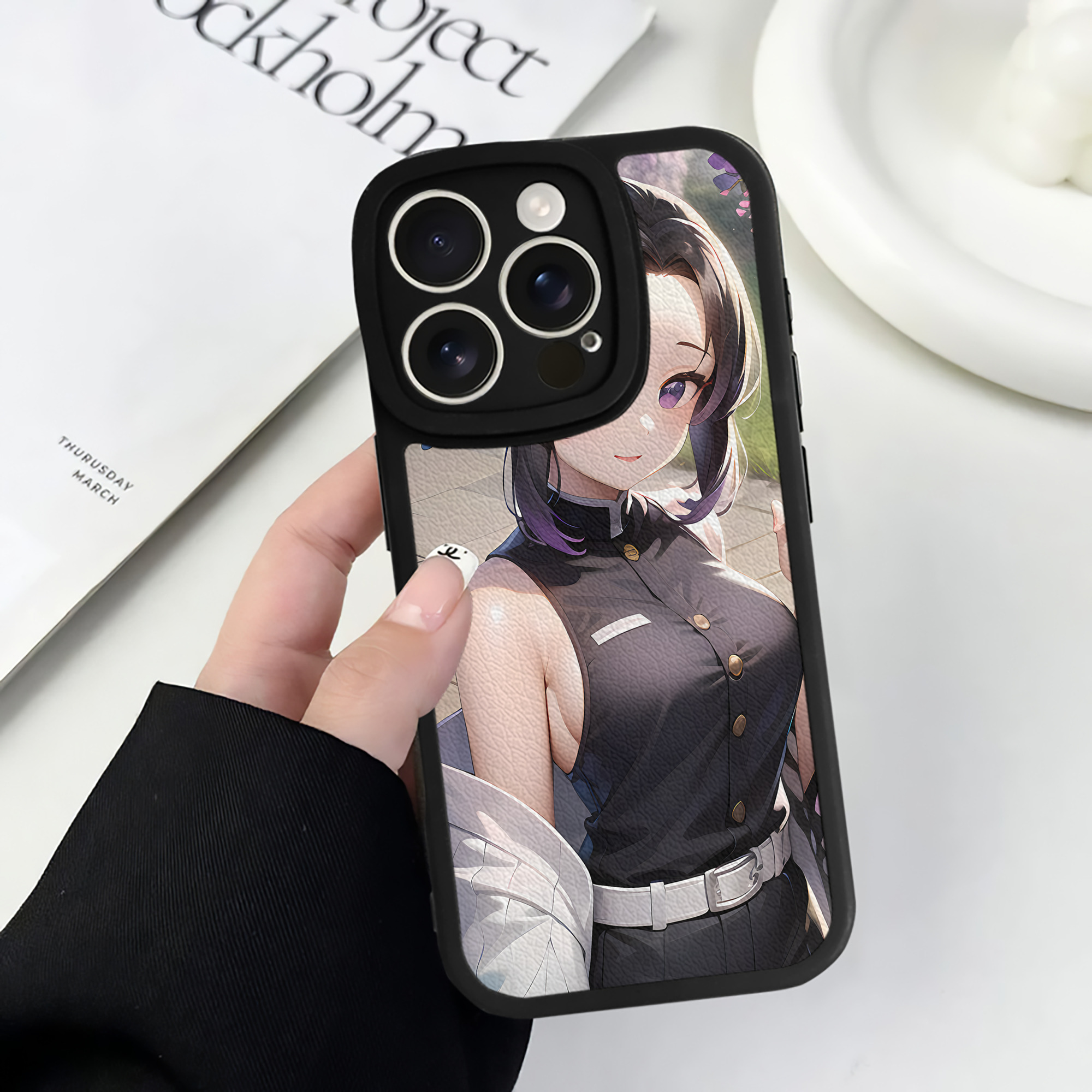 （画像用） 鬼滅の刃（きめつのやいば）蟲柱-胡蝶 しのぶ／こちょう しのぶ Kochou Shinobu 【iPhone 16シリーズ対応】シリコンスマホケース（レザー調） 材質：シリコン